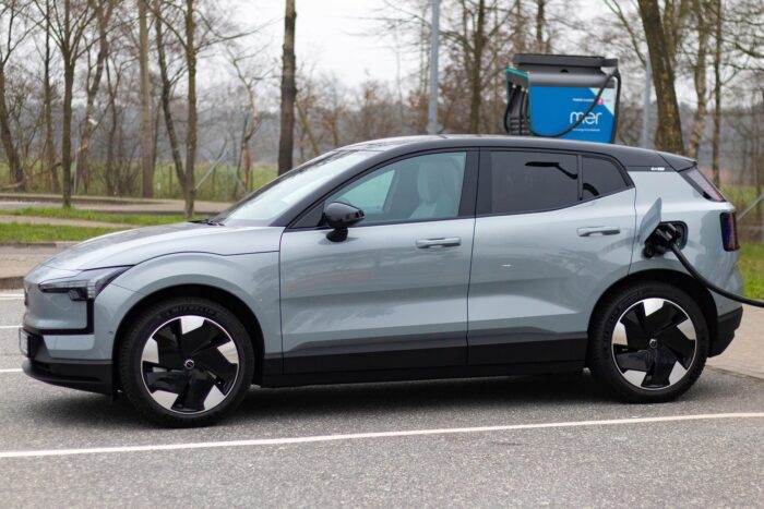 volvo ex30 fahrbericht daniel boennighausen mer ladestation charging station 2024 03 min