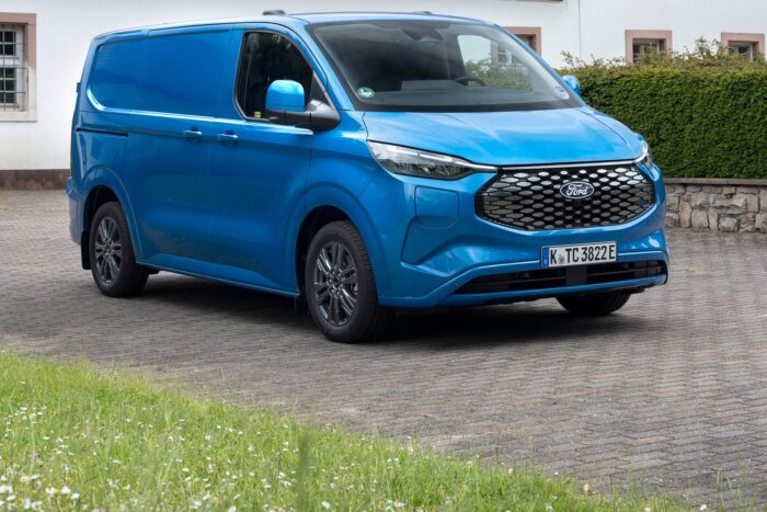 ford e transit custom e transporter electric transporter.hintergrund background 2024 01 min