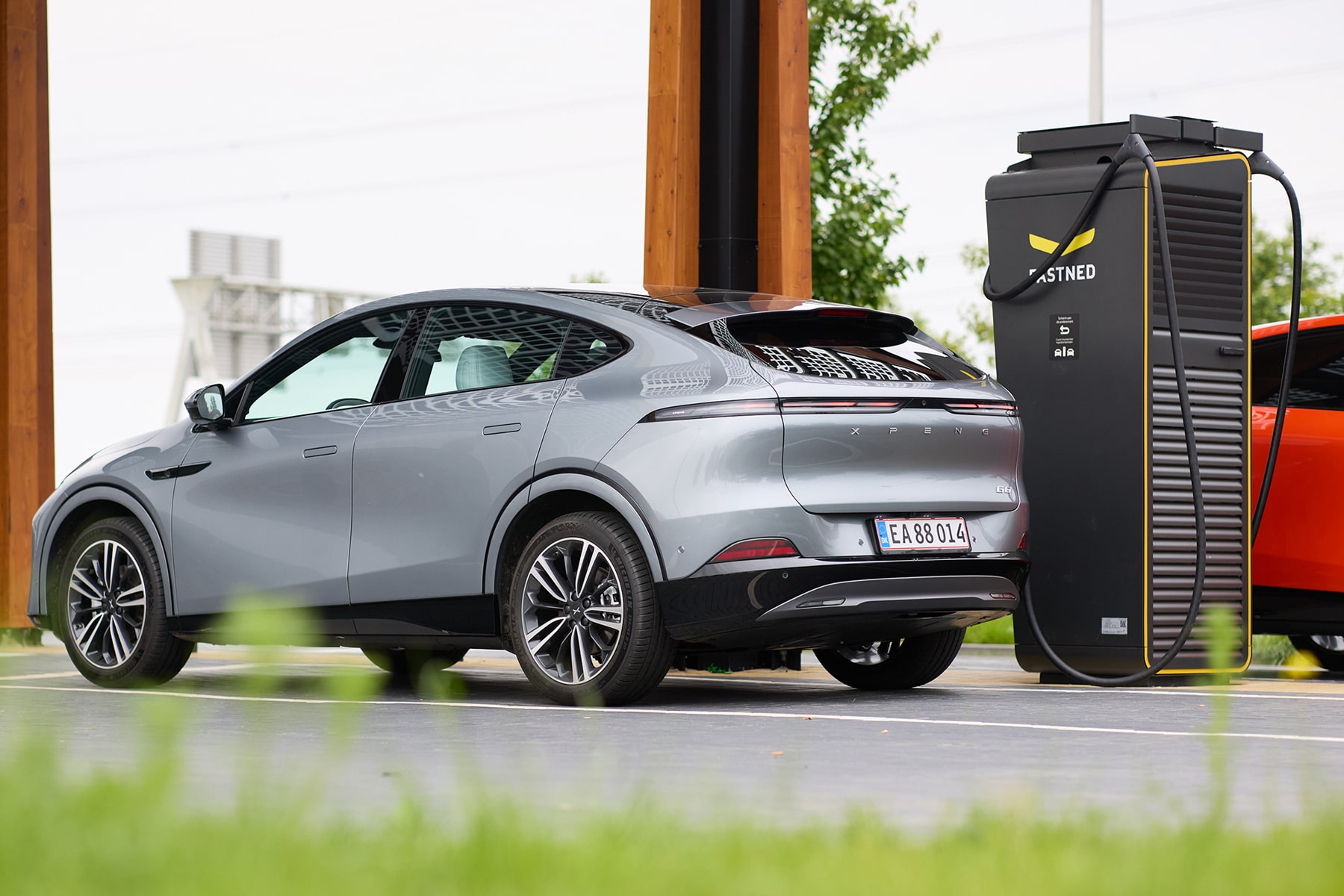 Plugsurfing wird Ladepartner von Xpeng