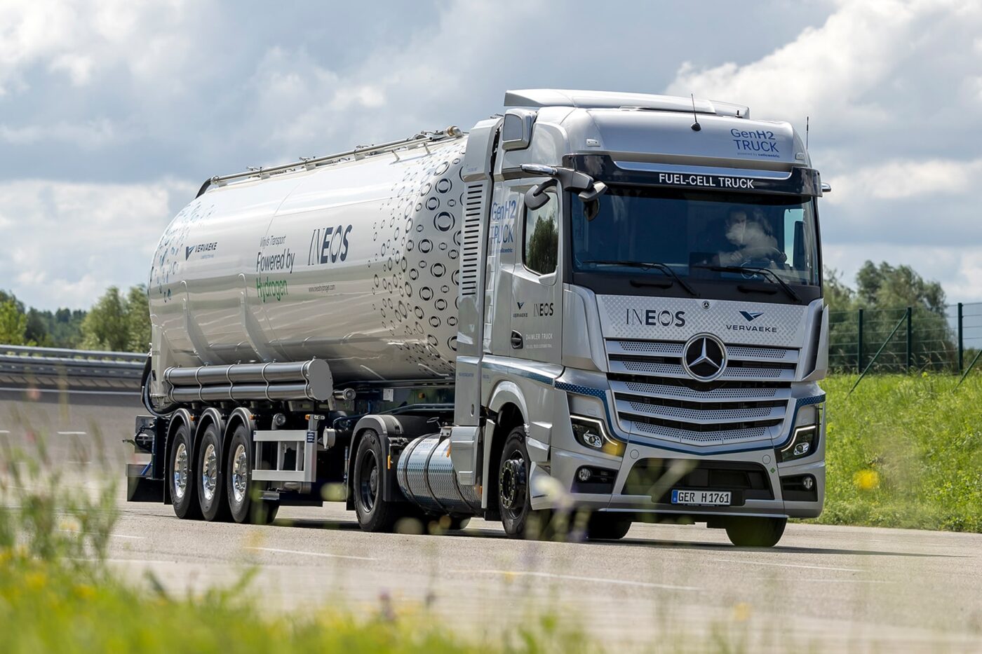 daimler truck mercedes benz genh2 truck brennstoffzellen lkw fuel cell truck ineos vervaeke 2024 01 min daimler truck mercedes benz genh2 truck brennstoffzellen lkw fuel cell truck ineos vervaeke 2024 01 min