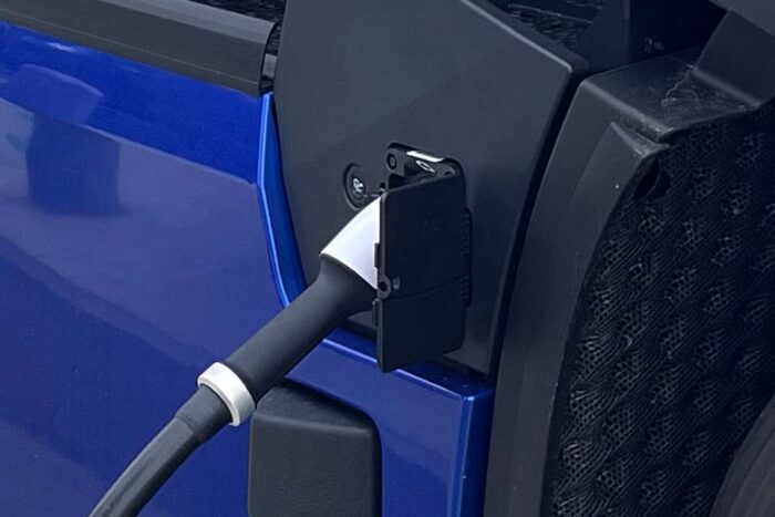 renault trucks e tech t e lkw electric truck ladestation charging station frankreich france 2024 11 min