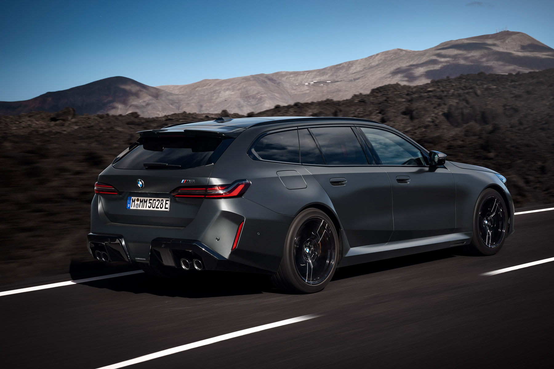 BMW-M5-Touring-Leistungsstarker-PHEV-Kombi-mit-bergewicht