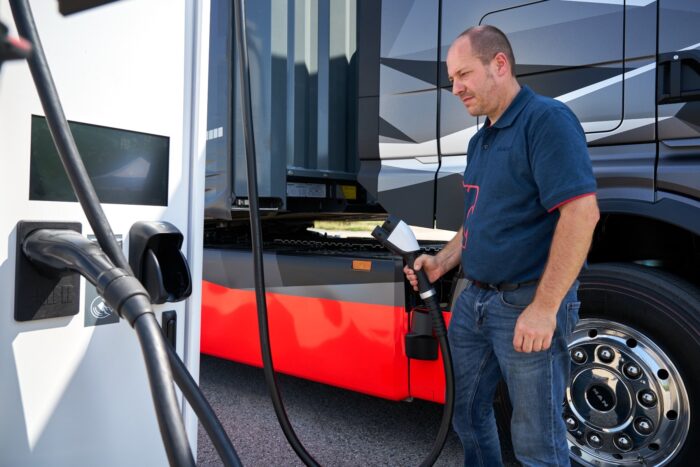 man etruck e lkw electric truck abb ladestation charging station mcs 2024 02 min