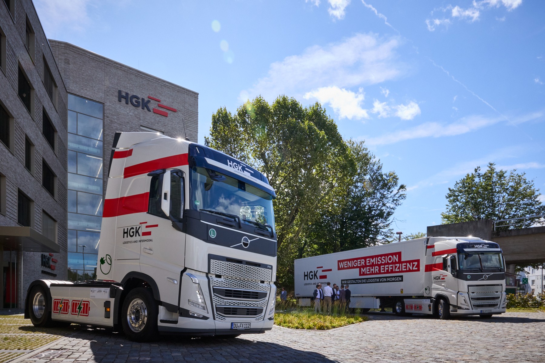 Logistiker-HGK-LI-nimmt-erste-E-Lkw-von-Volvo-in-Dienst