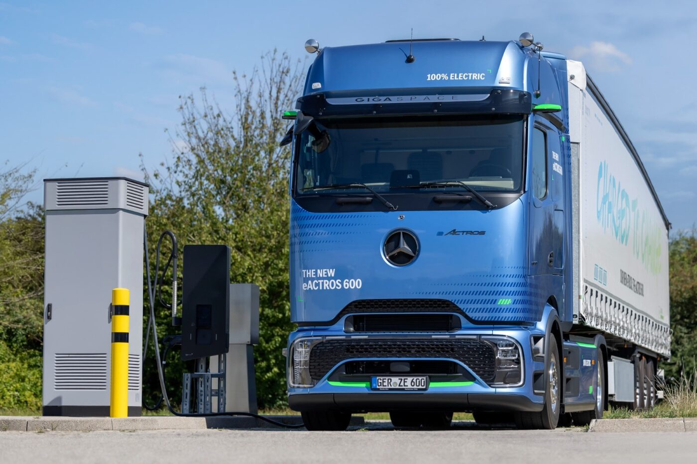 daimler truck mercedes benz eactros 600 e lkw electric truck ladestation charging station 2024 01 min
