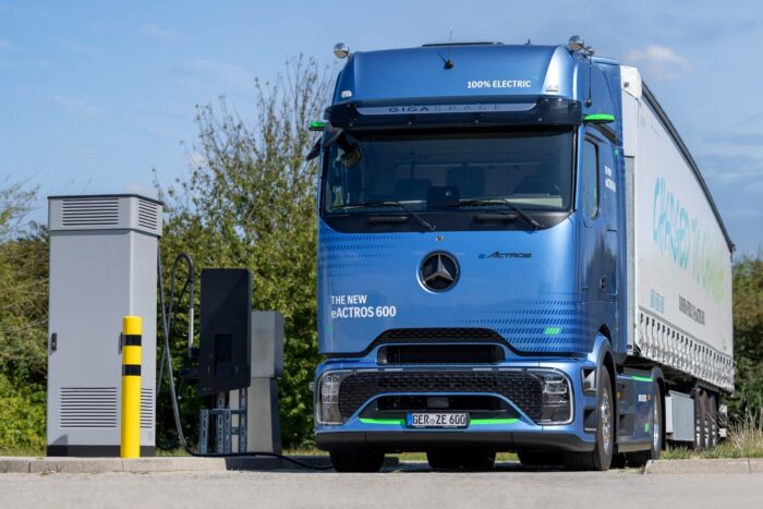 daimler truck mercedes benz eactros 600 e lkw electric truck ladestation charging station 2024 01 min