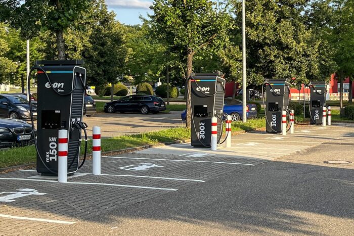 eon ladestation charging station mediamarktsaturn lahr 2024 01 min