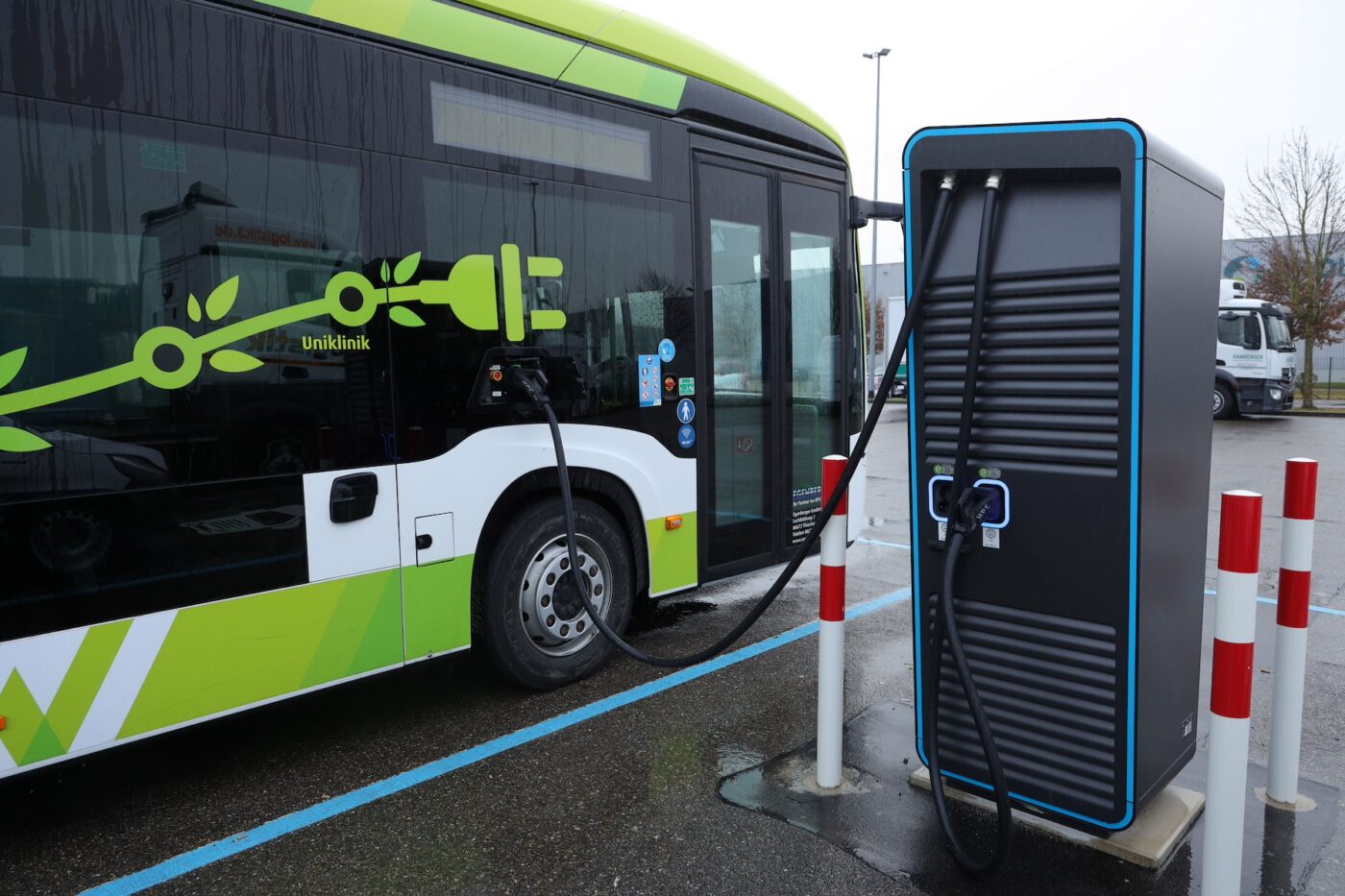 lechwerke ladesaeule bus bei mercedes benz in augsburg