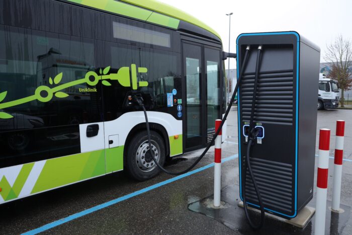 lechwerke ladesaeule bus bei mercedes benz in augsburg