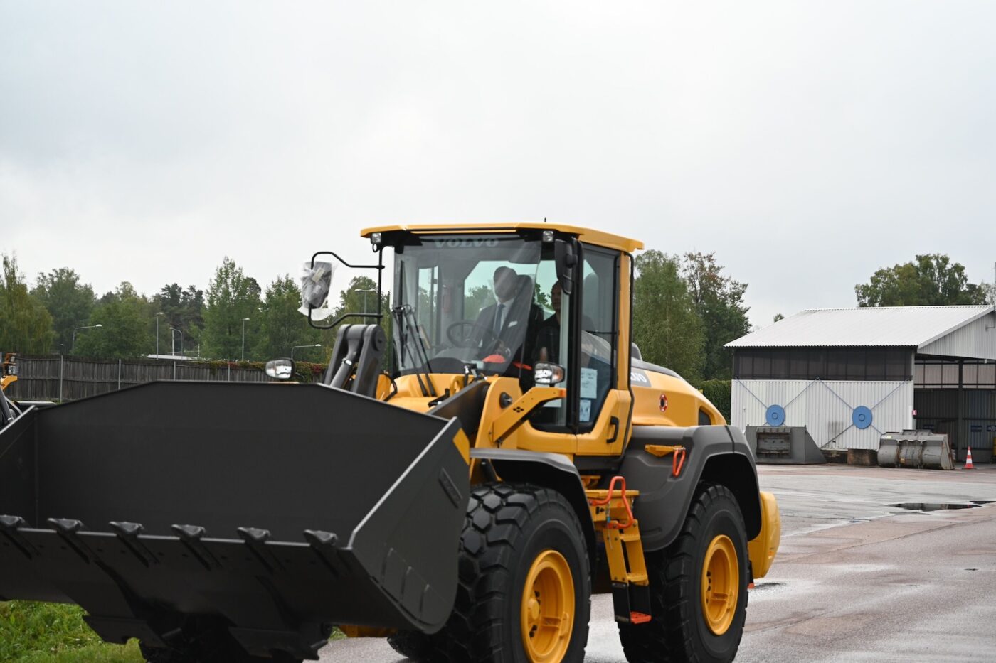 volvo ce l110 radlader mit prinz carl philip am steuer