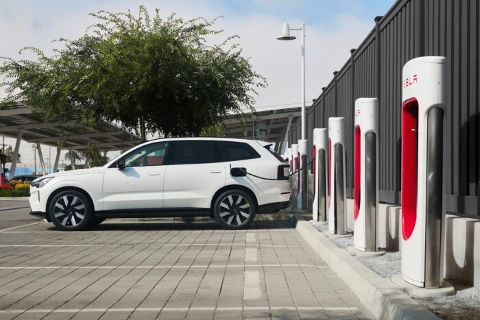 volvo ex90 tesla supercharger nacs 2024 02 min