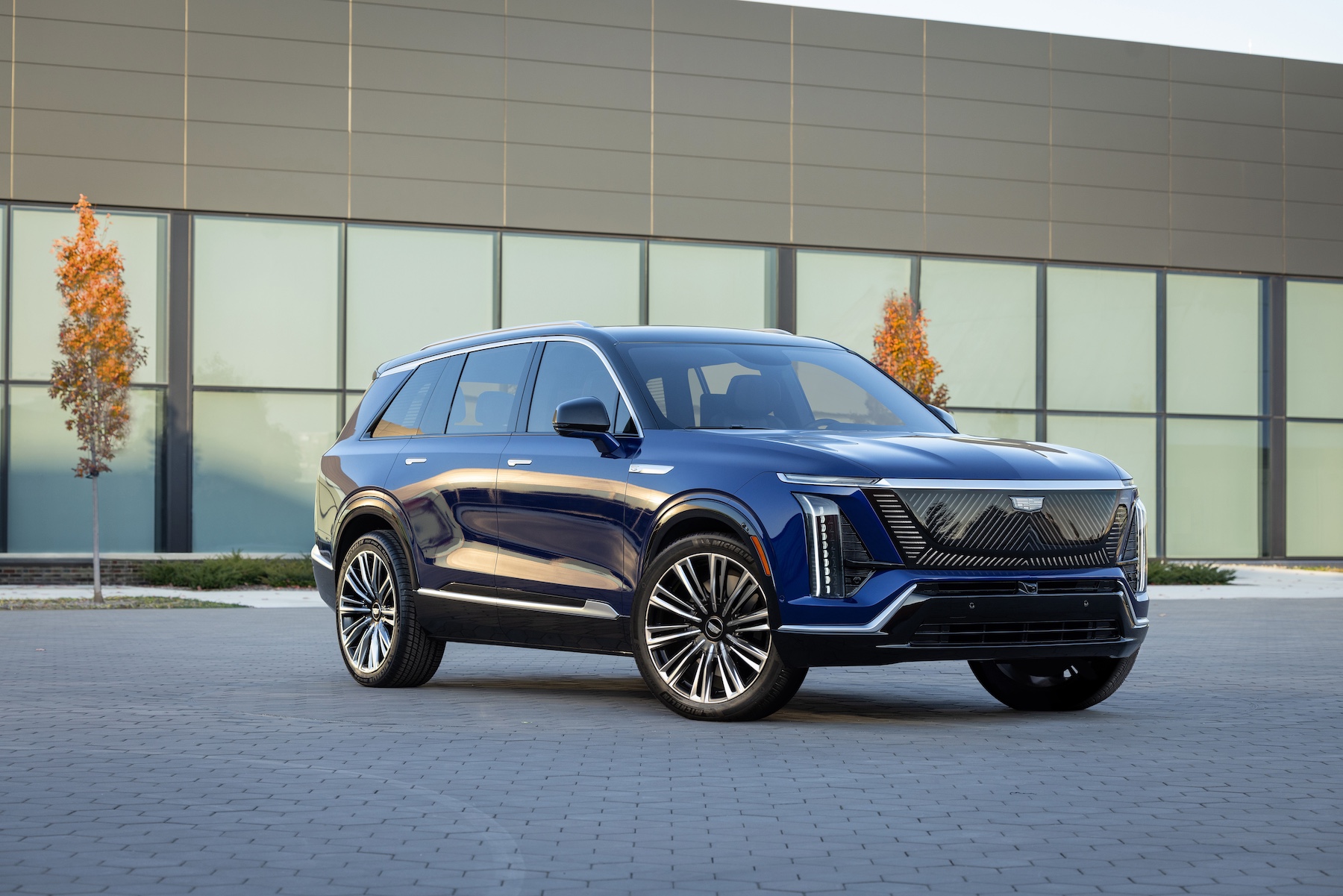Cadillac-bringt-elektrischen-Siebensitzer-SUV-Vistiq-nach-Europa