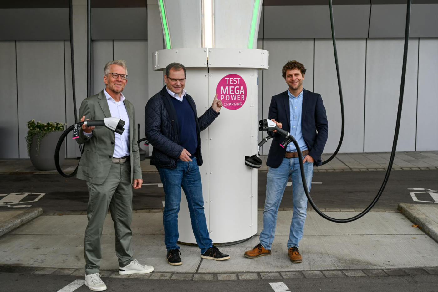 bietergemeinschaft strabag eloaded r loaded e lkw ladestationen 2024