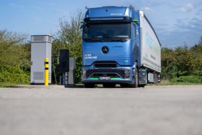 daimler truck mercedes benz eactros 600 e lkw electric truck ladestation charging station 2024 01 hintergrund background min