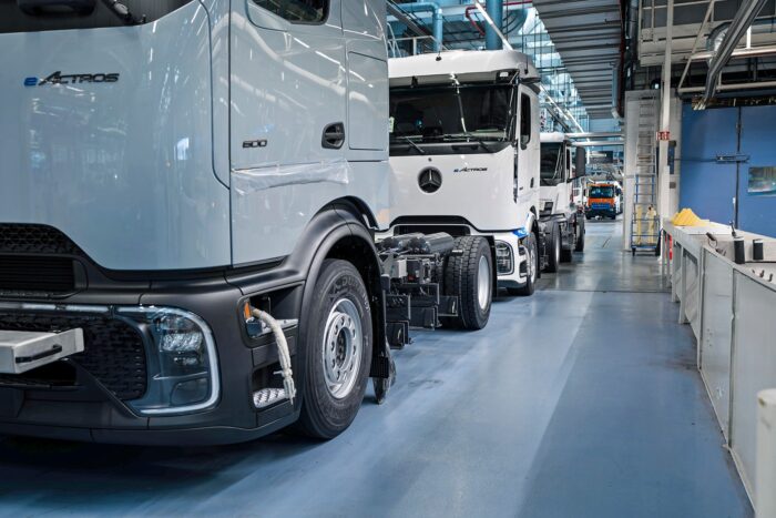 daimler truck mercedes benz eactros 600 e lkw electric truck produktion production 2024 01 min