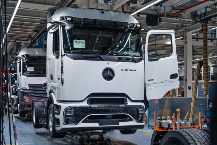 daimler truck mercedes benz eactros 600 e lkw electric truck produktion production 2024 02 min