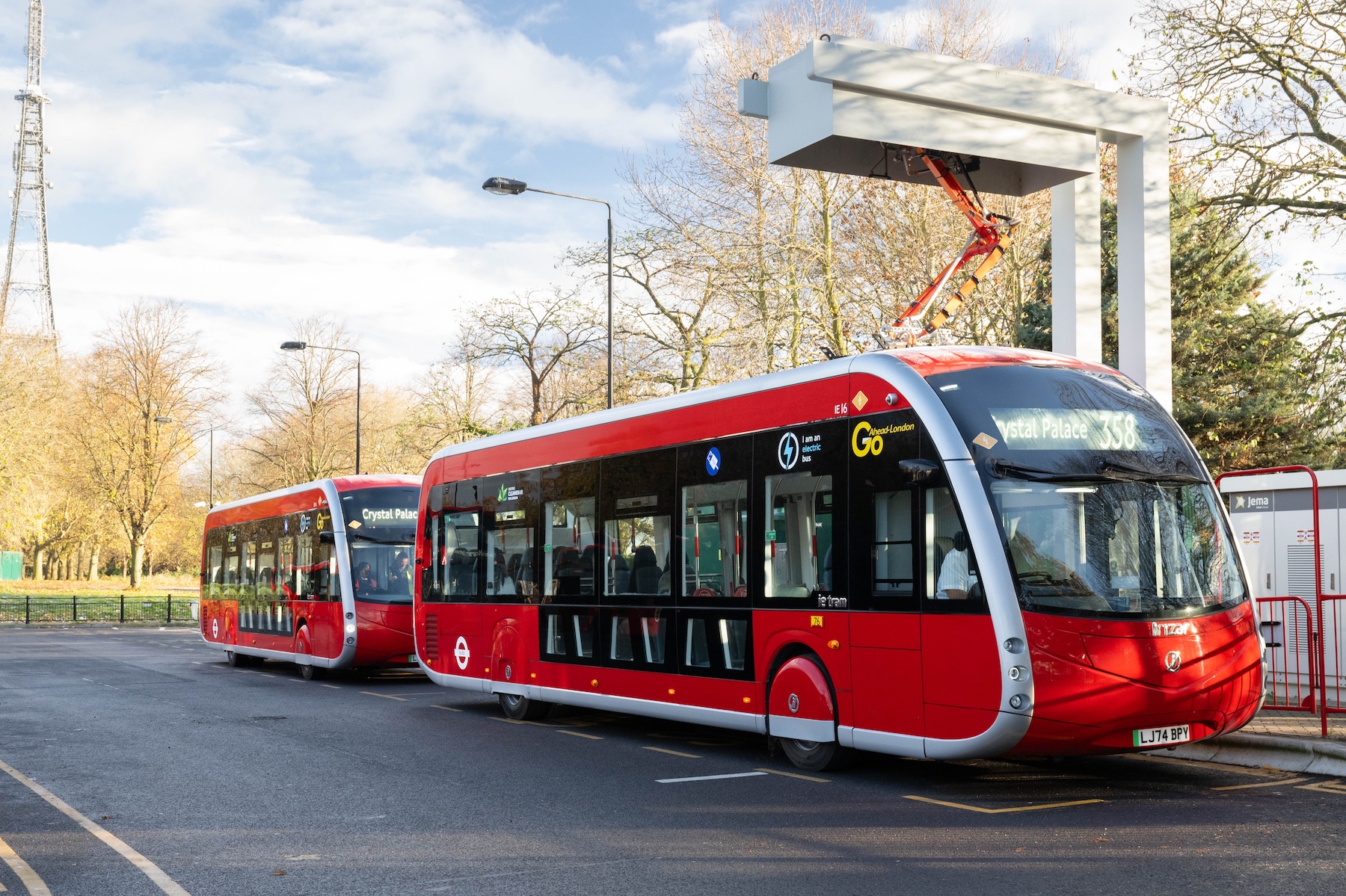 Irizar-ie-Trams-auf-einer-der-l-ngsten-Buslinien-Londons-im-Einsatz