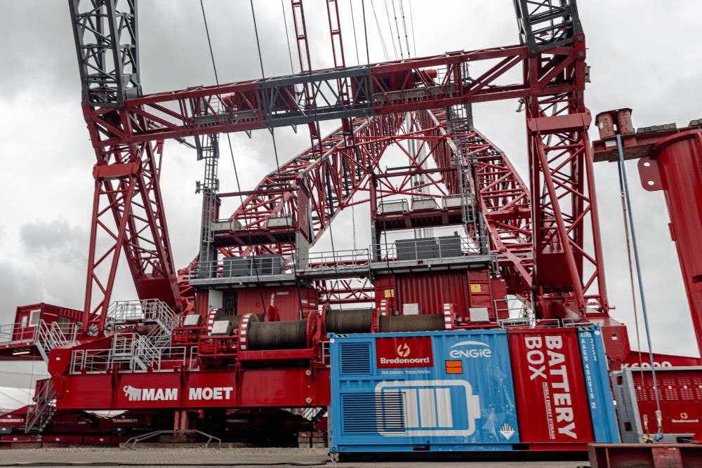 Mammoet-elektrifiziert-Riesen-Landkran-SK6000