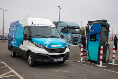 mer ladestation charging station e lkw electric truck hamburger hafen cruise gate hamburg iveco 2024 02 min