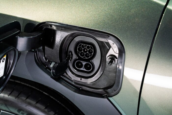 suzuki e vitara ccs ladestation charging station 2024 01 min