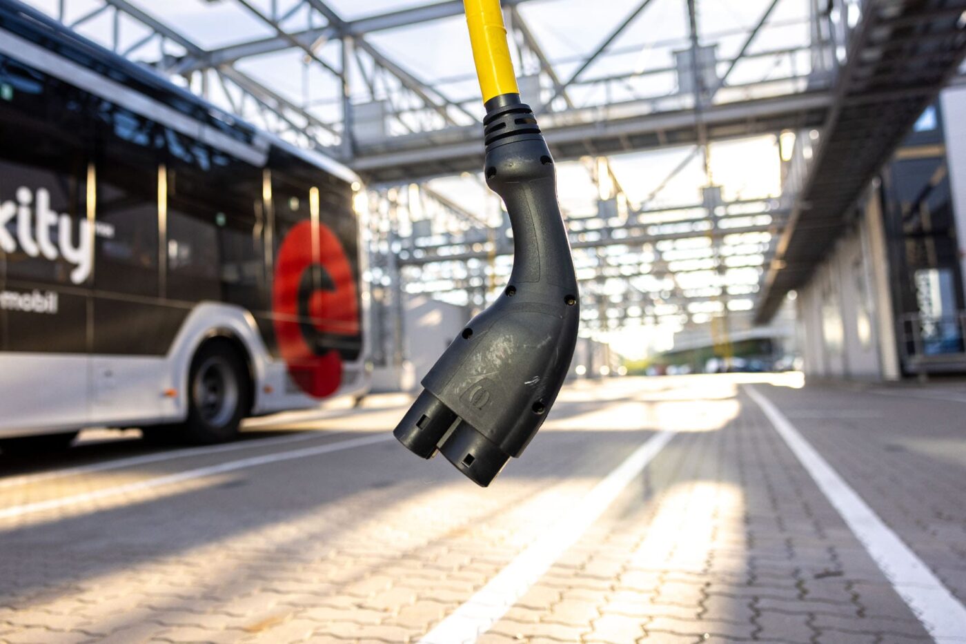 vhh elektrobus electric bus ladestation charging station hamburg billbrook ccs 2024 02 min