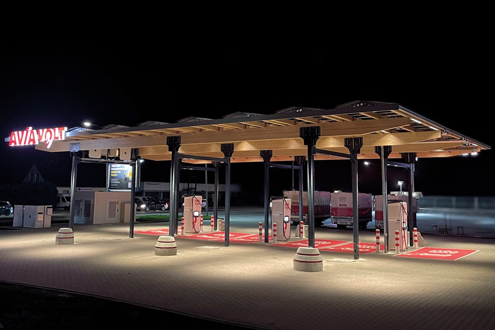 Avia-er-ffnet-ersten-Avia-Volt-Ladepark-in-Oldenburg