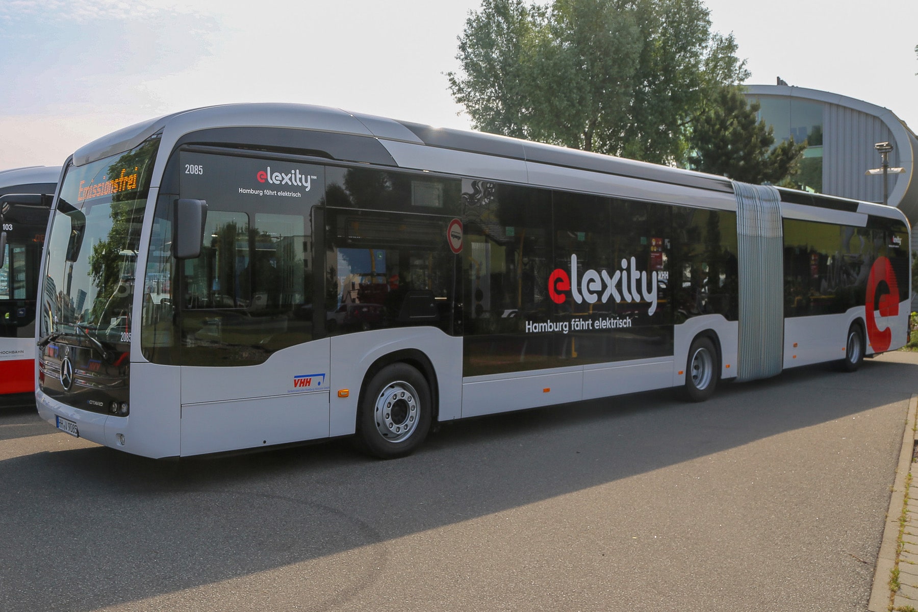 VHH-nimmt-95-E-Busse-von-Daimler-Buses-in-Betrieb