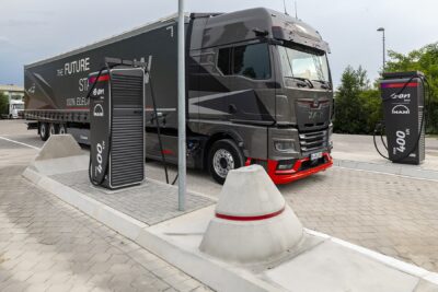 man etruck e lkw electric truck eon ladestation charging station hintergrund background 2024 01 min