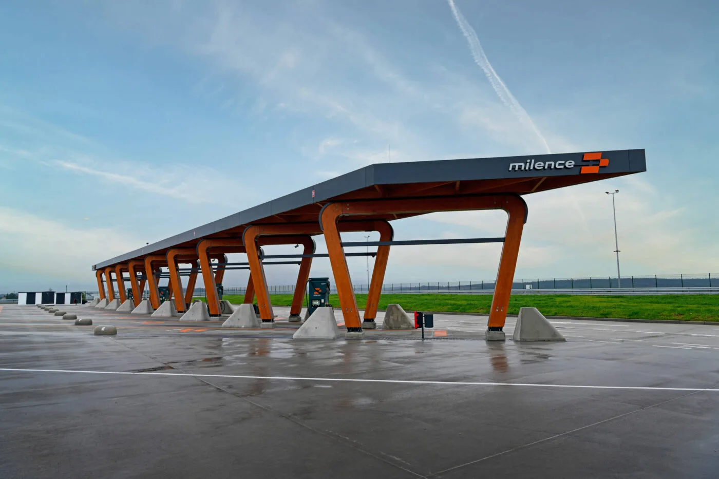 milence deutschland hermsdorfer kreuz ladestationen dc hpc lkw 2024 2 milence deutschland hermsdorfer kreuz ladestationen dc hpc lkw 2024 2