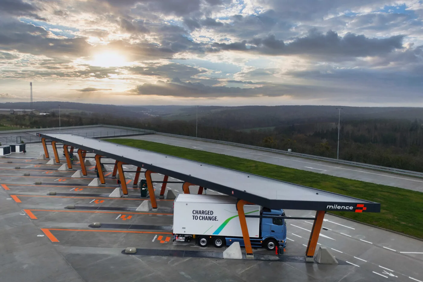 milence deutschland hermsdorfer kreuz ladestationen dc hpc lkw 2024 5 milence deutschland hermsdorfer kreuz ladestationen dc hpc lkw 2024 5