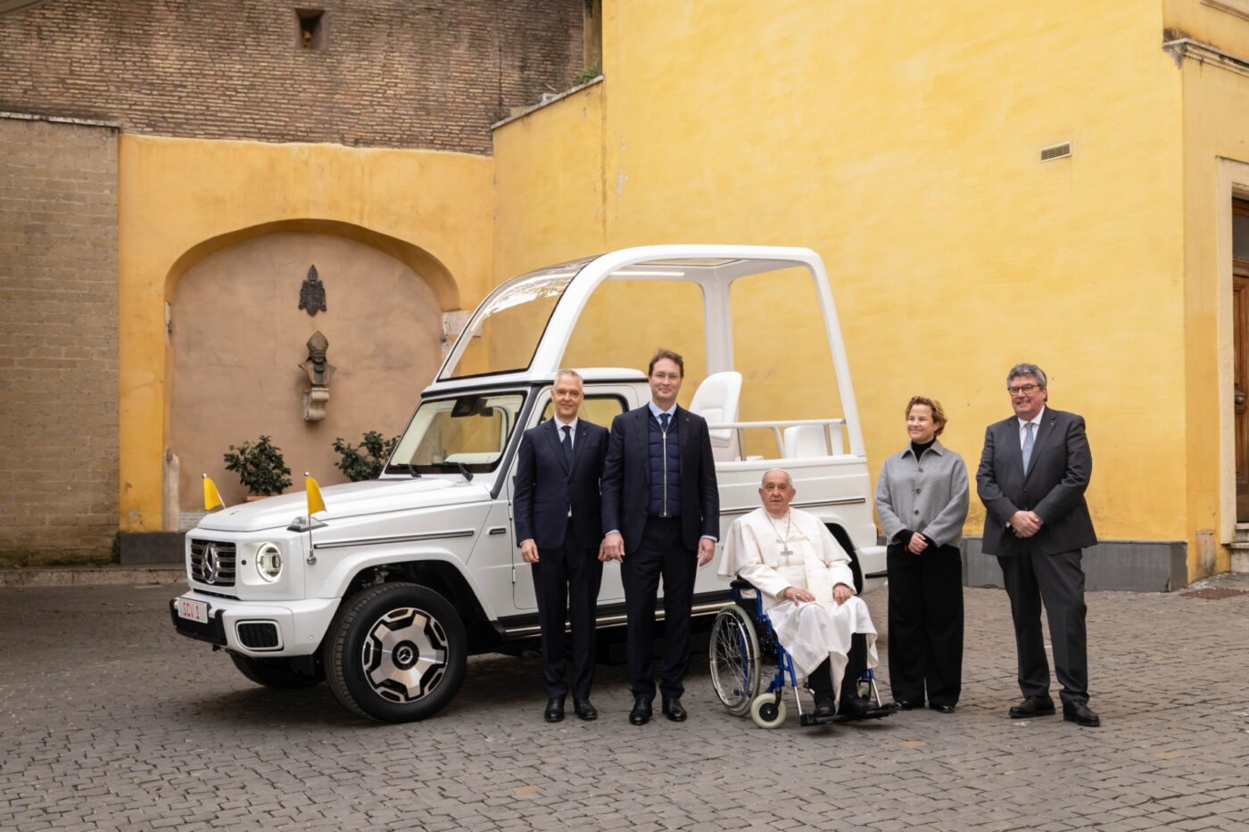 papst papmobil mercedes g klasse bev 2024