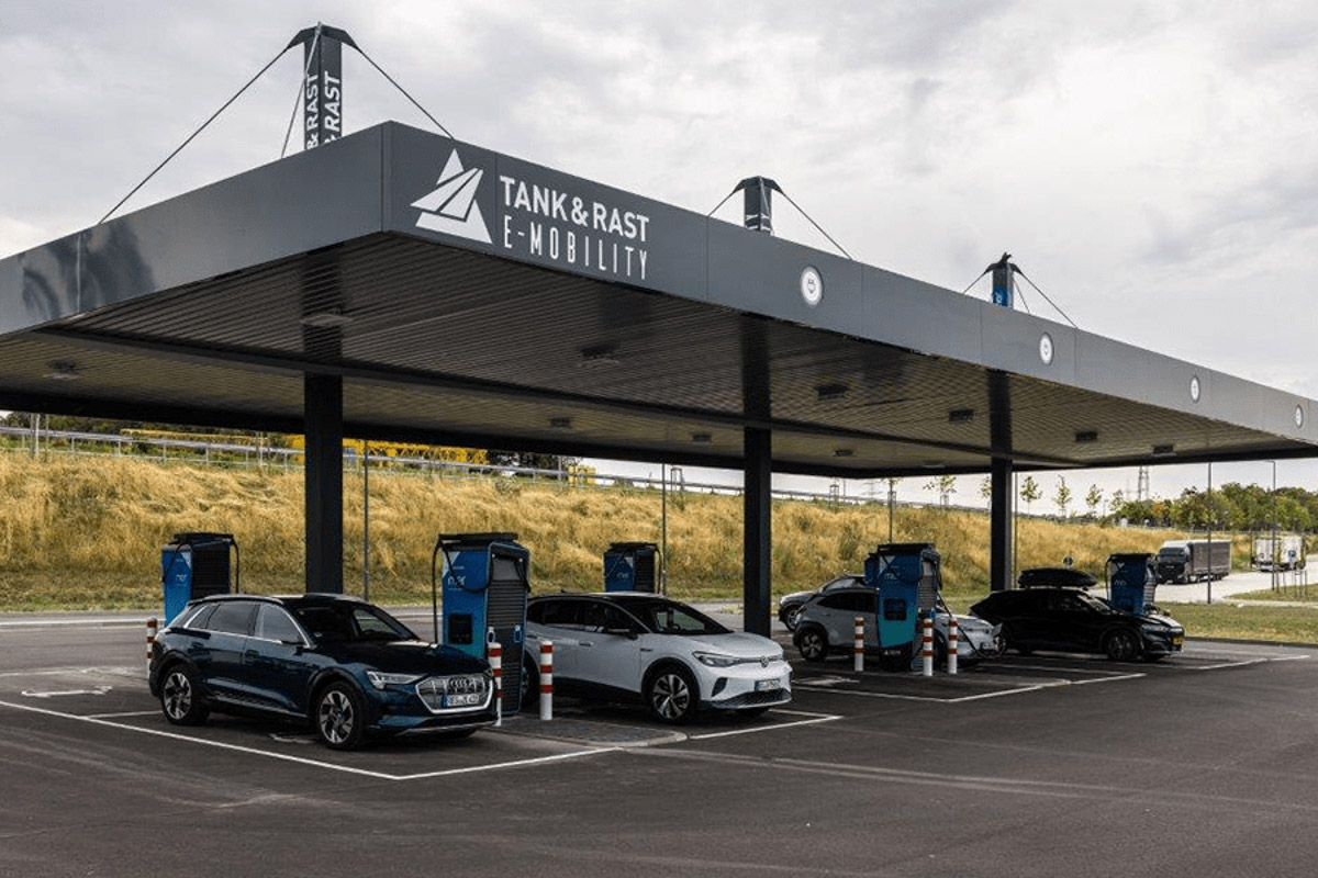Tank-Rast-gr-ndet-eigene-Lade-Tochter-mblty-