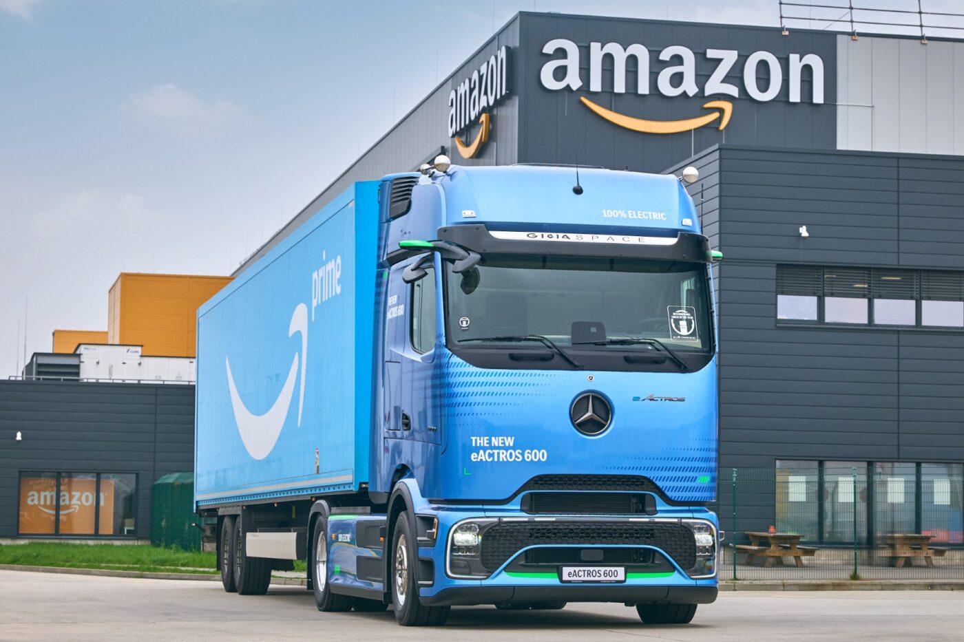 daimler truck mercedes benz eactros 600 amazon e lkw electric truck 2025 03 daimler truck mercedes benz eactros 600 amazon e lkw electric truck 2025 03