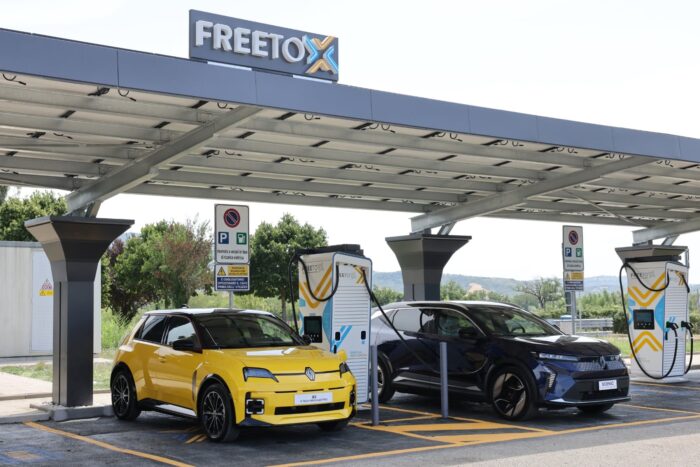 Free to x ladestation charging station italien italy renault scenic min