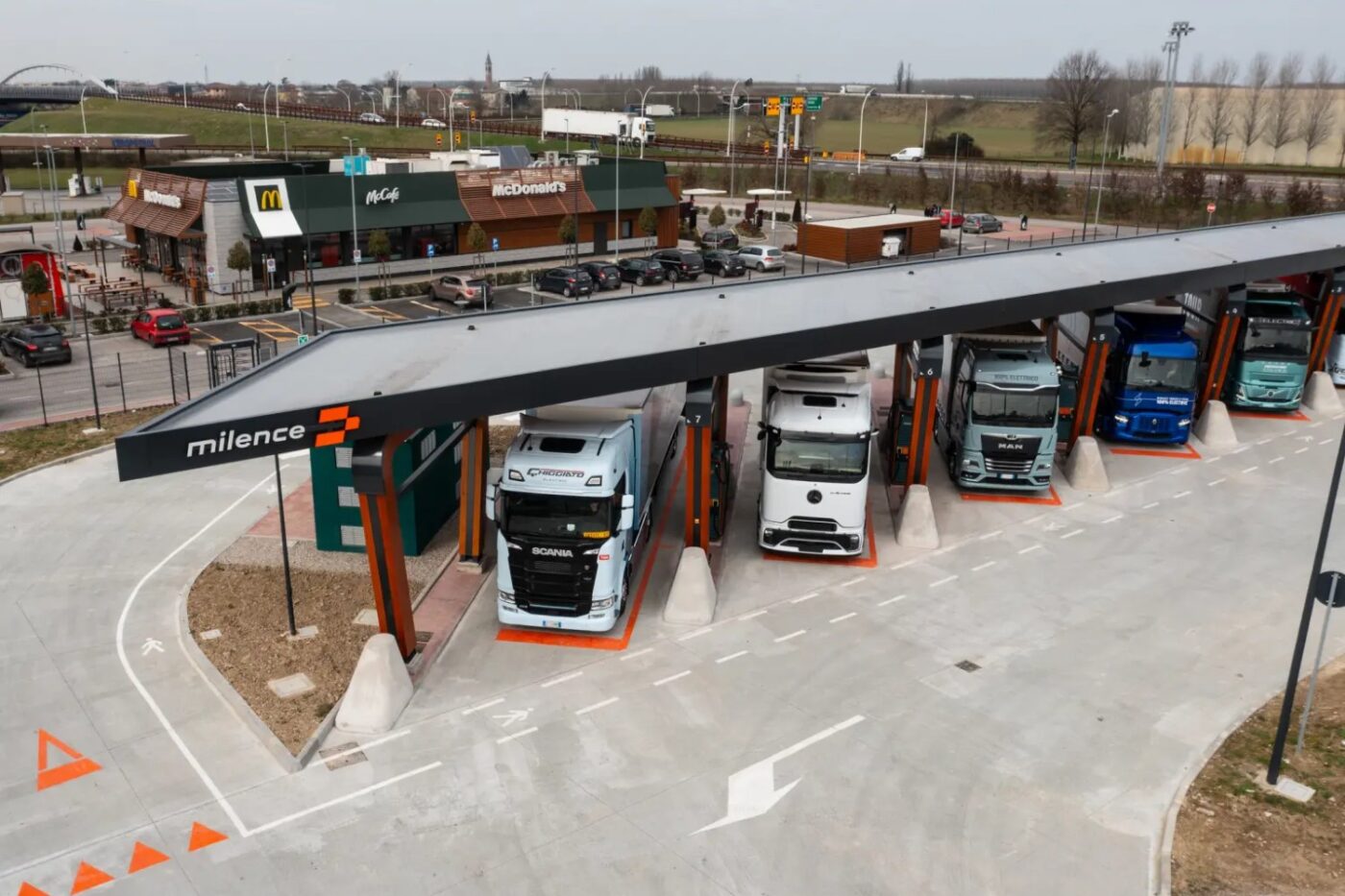 Milence ladepark italien bagnolo san vito e lkw