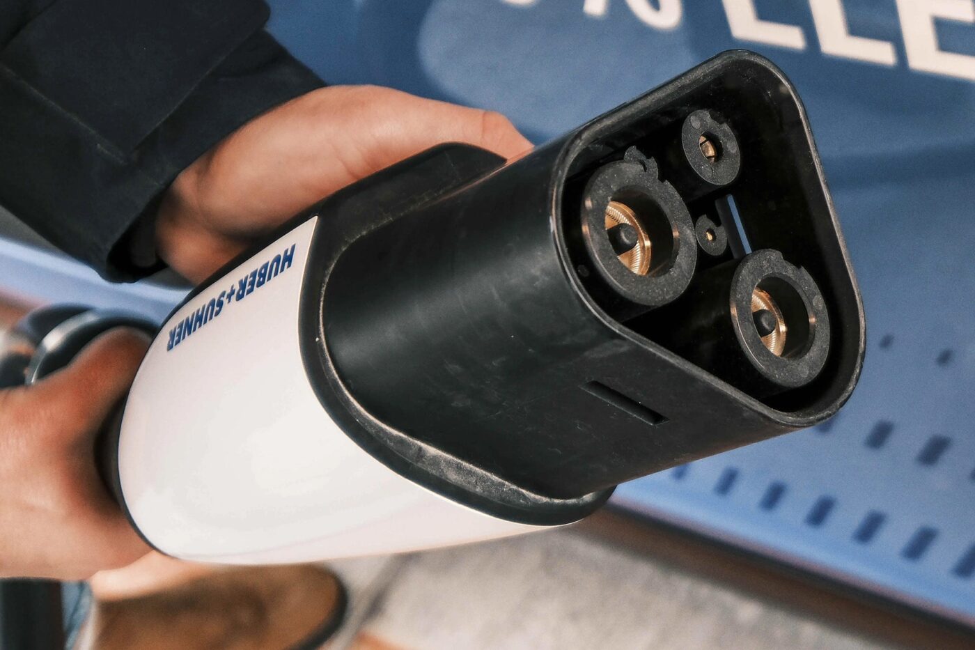 milence power electronics mcs megawatt ladestation charging station e lkw electric truck 2025 02 min milence power electronics mcs megawatt ladestation charging station e lkw electric truck 2025 02 min