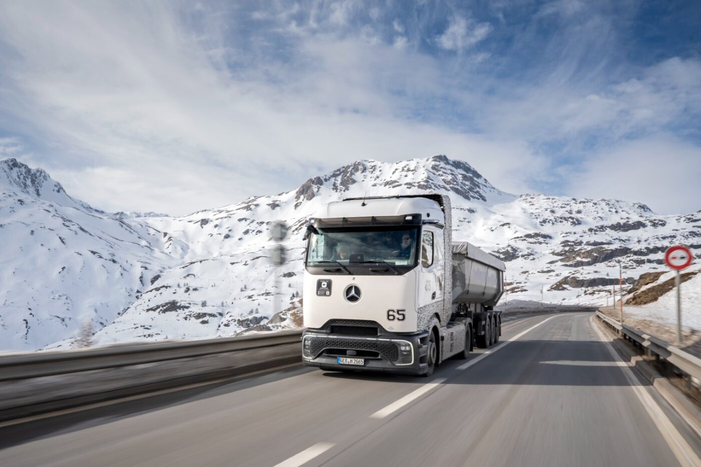 Daimler truck genh2 truck wintererprobung schweiz fcev e lkw