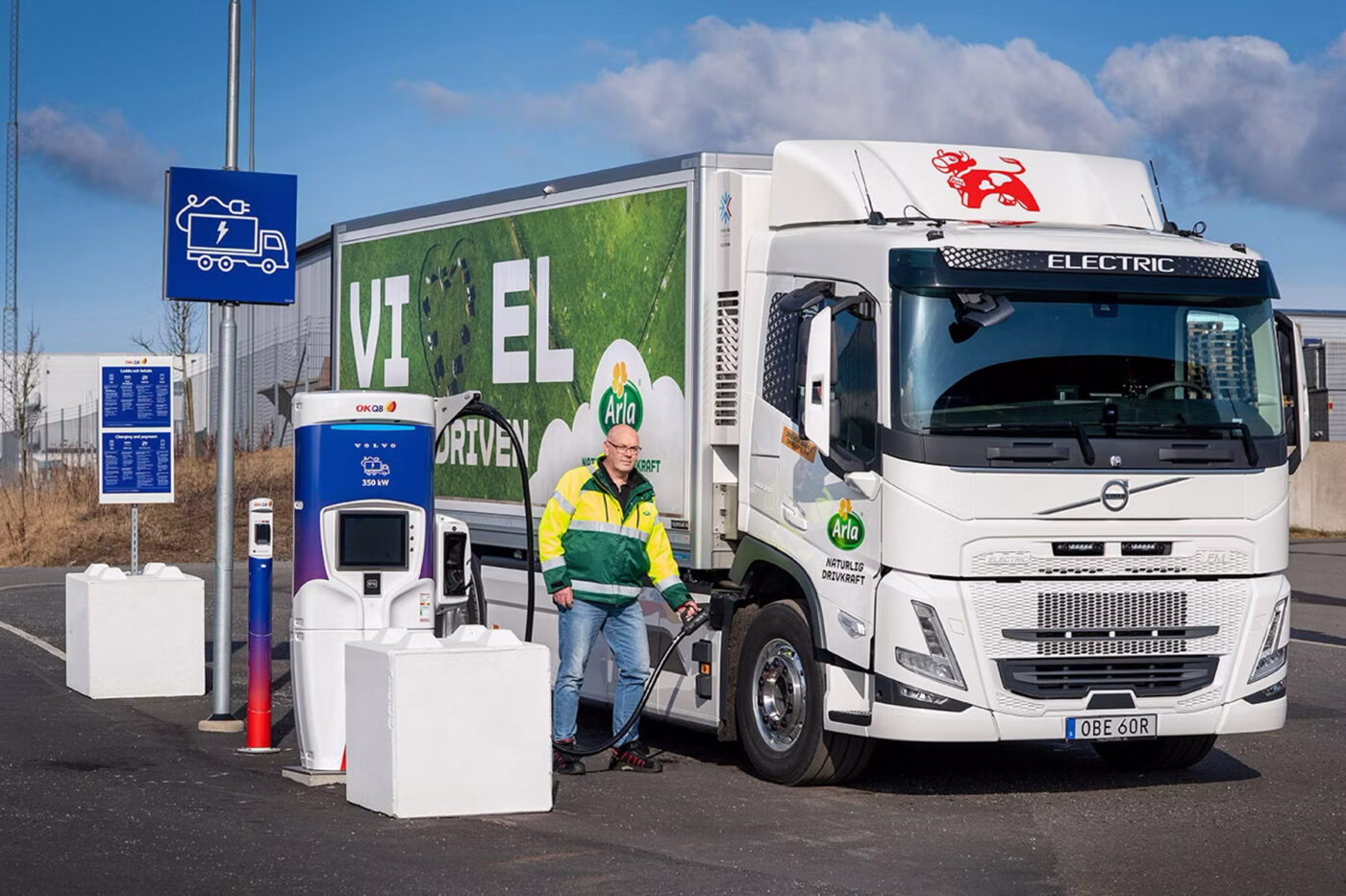 Volvo trucks open charge reservierung ladestation lkw arla