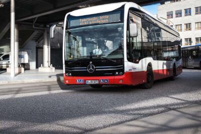 daimler buses mercedes benz ecitaro elektrobus electric bus hamburger hochbahn 2020 hintergrund background min