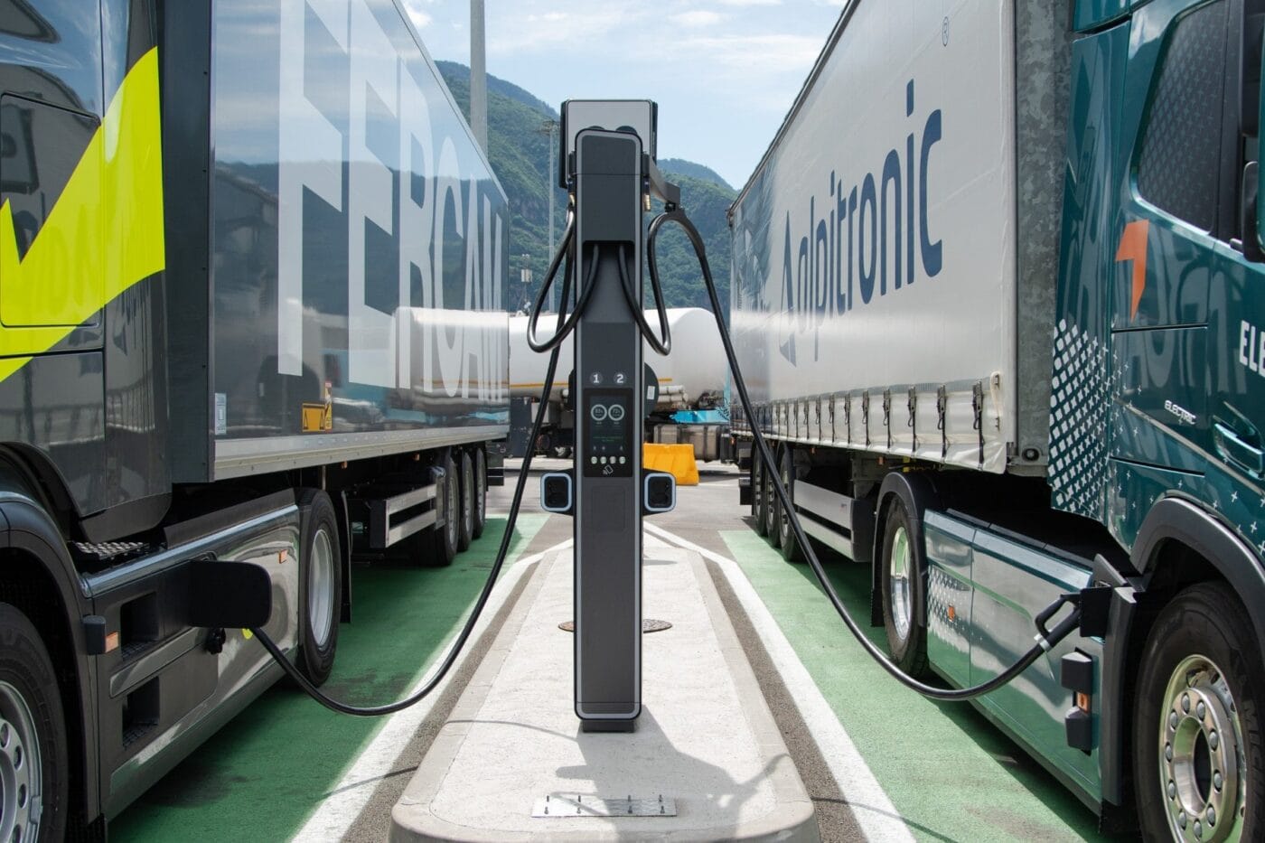 alpitronic hyc1000 autostrada del brennero brennerautobahn italien italy bozen ladestation charging station e lkw electric trucks 2025 01 min alpitronic hyc1000 autostrada del brennero brennerautobahn italien italy bozen ladestation charging station e lkw electric trucks 2025 01 min