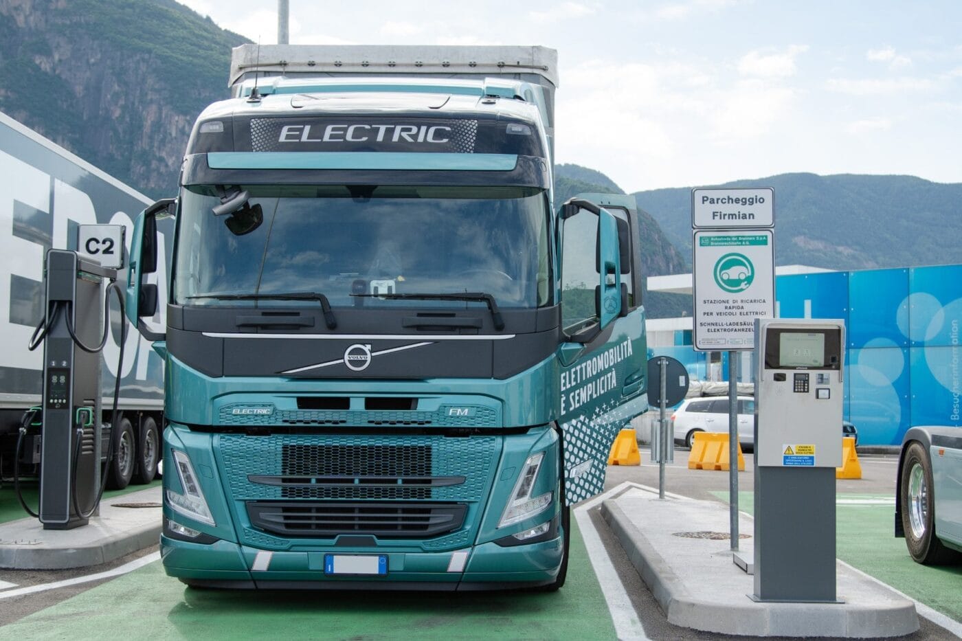 alpitronic hyc1000 autostrada del brennero brennerautobahn italien italy bozen ladestation charging station e lkw electric trucks volvo trucks fm electric 2025 01 min alpitronic hyc1000 autostrada del brennero brennerautobahn italien italy bozen ladestation charging station e lkw electric trucks volvo trucks fm electric 2025 01 min