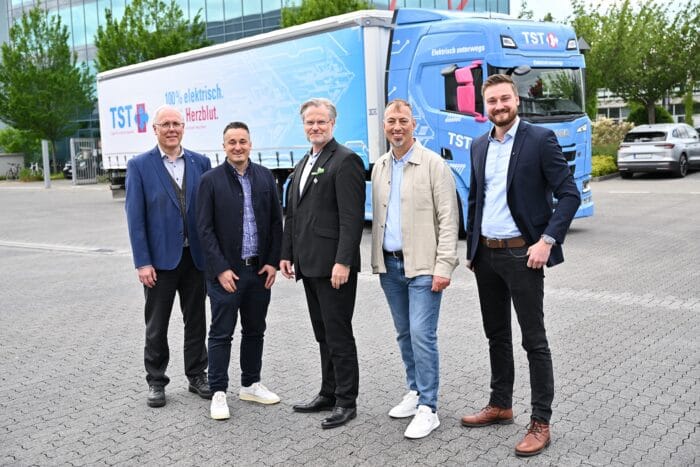 Gruppenfoto tst und werner mertz vor e scania