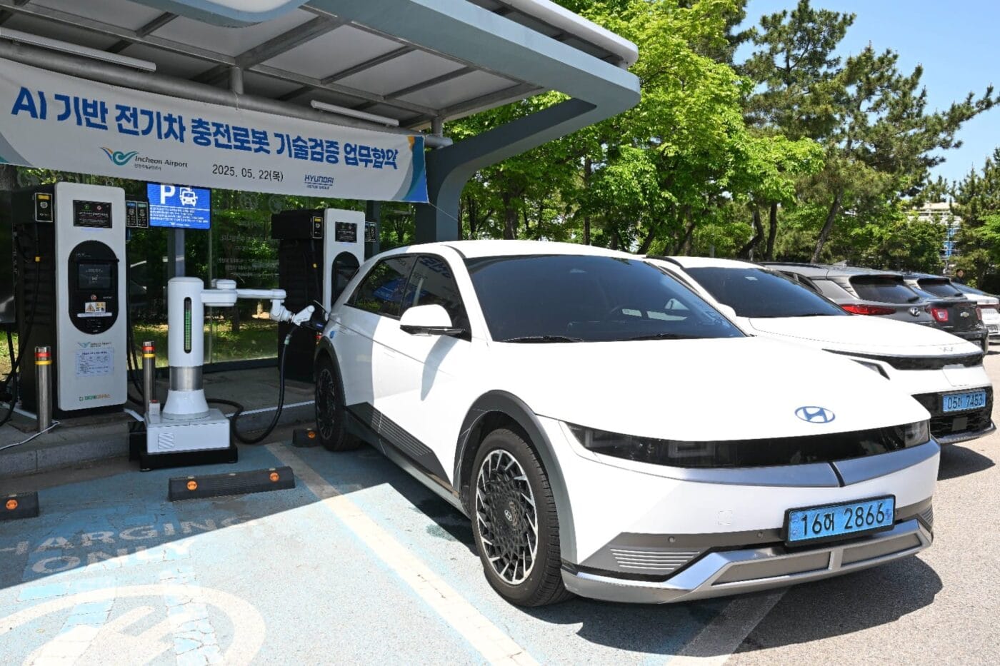 Hyundai motor incheon airport charging robots