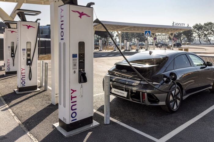 Ionity ladestation charging station hintergrund background min