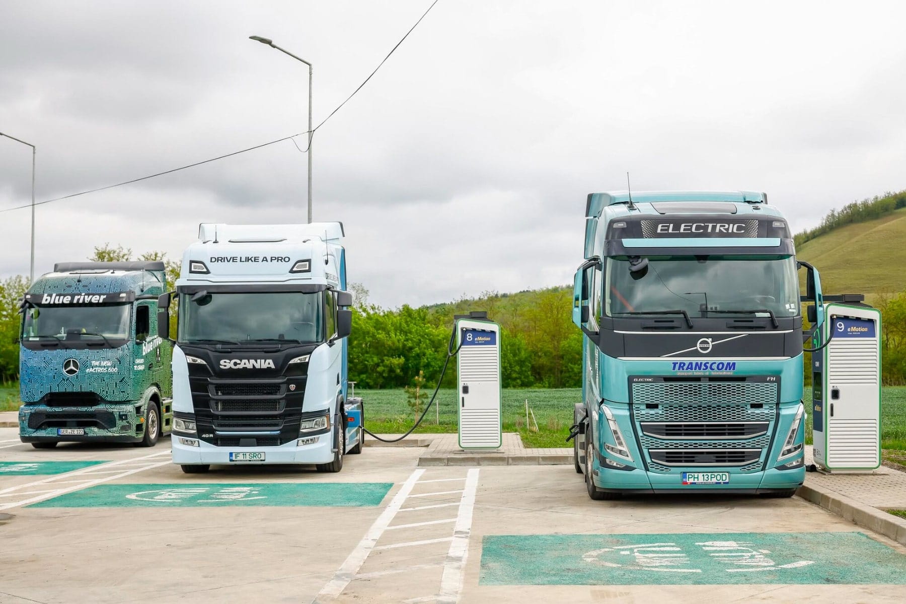 OMV Petrom eröffnet großen Schnellladestandort für E-Autos und E-Lkw