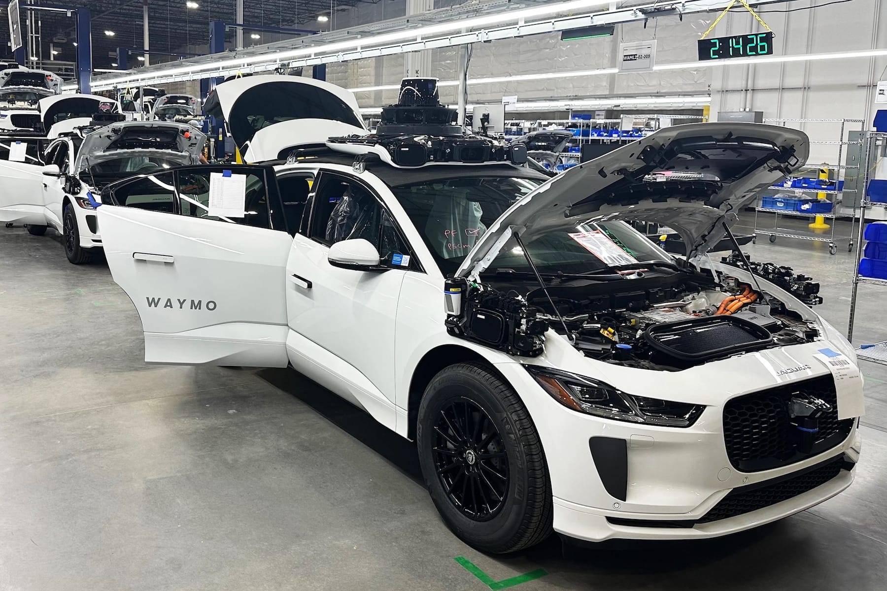 Waymo und Magna eröffnen Robotaxi-Fabrik bei Phoenix