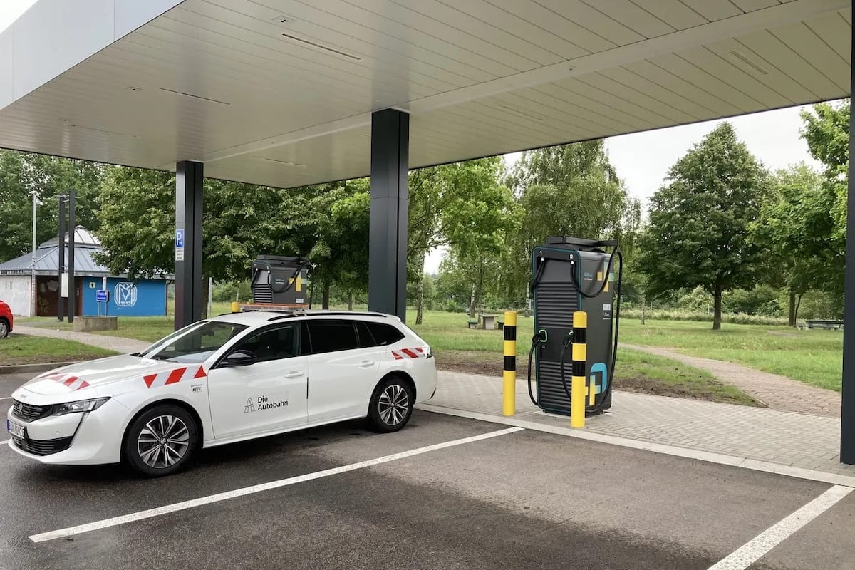 Neue-Deutschlandnetz-Schnellladeparks-an-der-A4-und-A31-er-ffnet