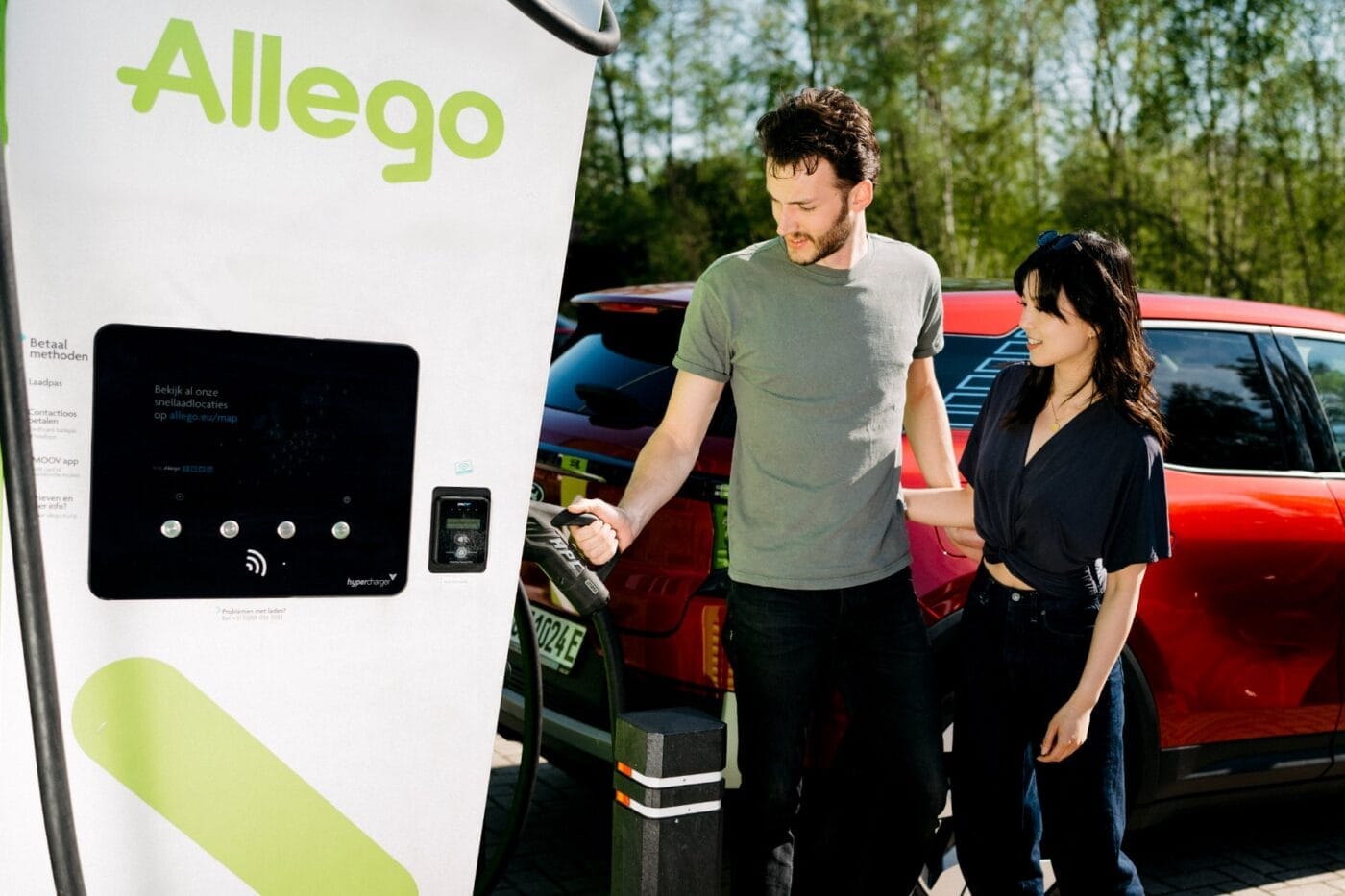 Allego-f-hrt-Plug-Charge-ein
