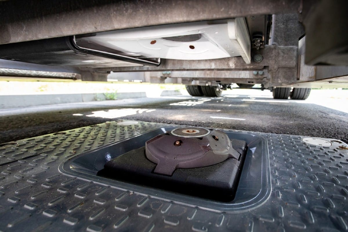 Fraunhofer-IVI-testet-Unterflur-Ladesystem-f-r-E-Lkw