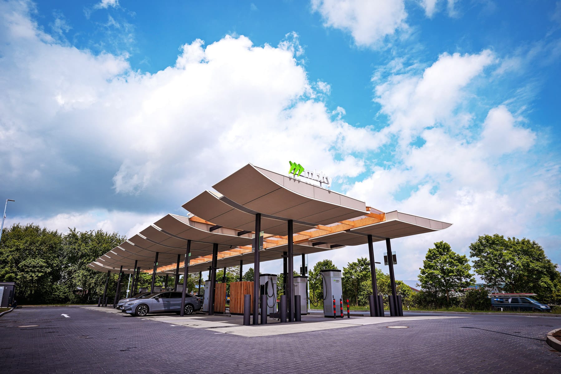 mblty-er-ffnet-Ladepark-f-r-E-Autos-und-E-Lkw
